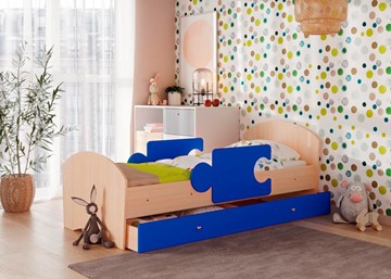Детская кровать с бортиками и ящиком Мозайка, корпус Млечный дуб/фасад Синий (щиты) в Саратове