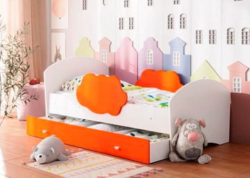 Детская кровать с бортиками Тучка с ящиком, корпус Белый, фасад Оранжевый в Саратове