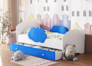 Детская кровать с бортиками Тучка с ящиком, корпус Белый, фасад Синий в Саратове