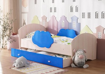 Детская кровать с бортиками Тучка с ящиком, корпус Дуб млечный, фасад Синий в Энгельсе